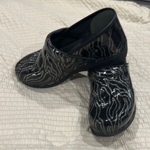 Stylish Black and Silver Dansko clogs. Size 42 in women’s